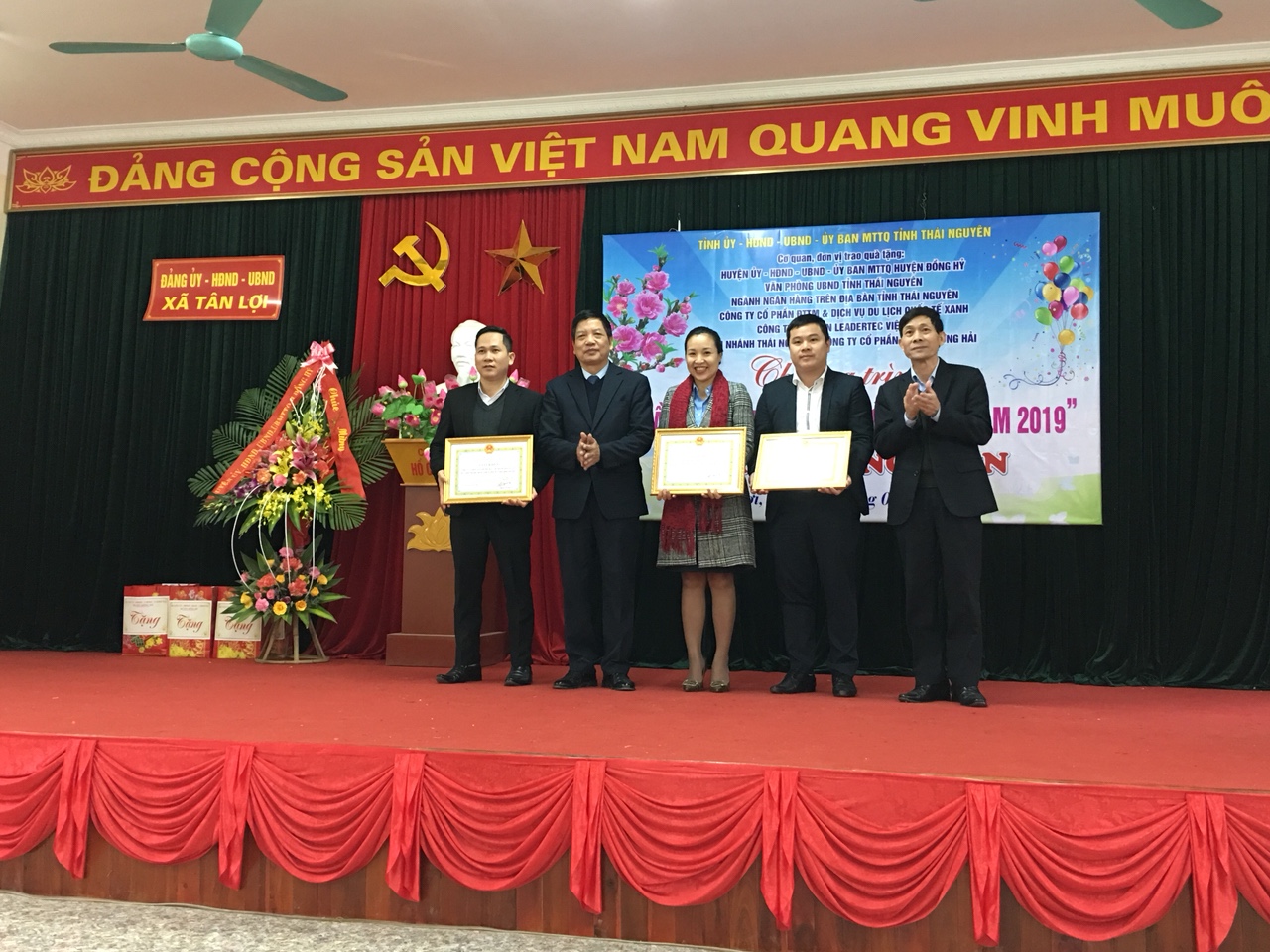 Asia Green Tours presented gifts for poor households in Tan Loi commune, Thai Nguyen province, Vietnam